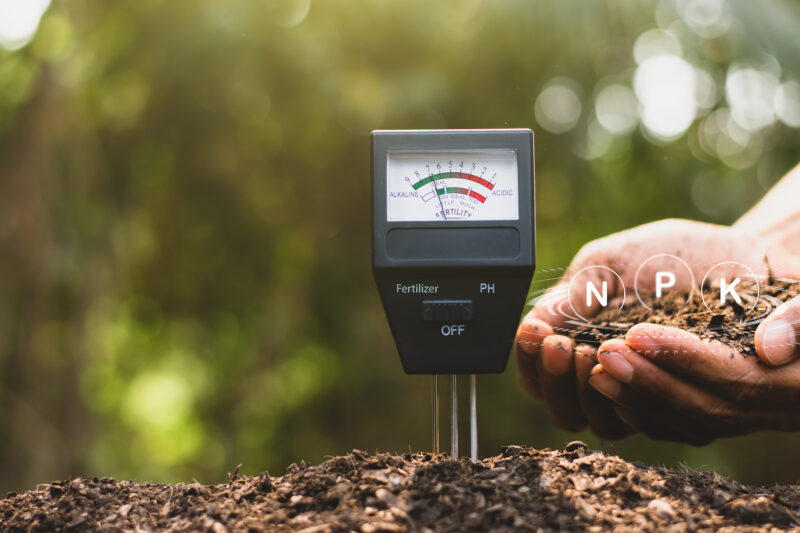 Soil meter is used on loam for planting, Measure soil acidity.